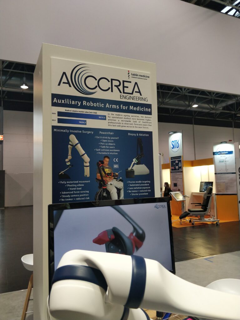 stoisko firmy Accrea z ramieniem robotycznym na tragach Medica