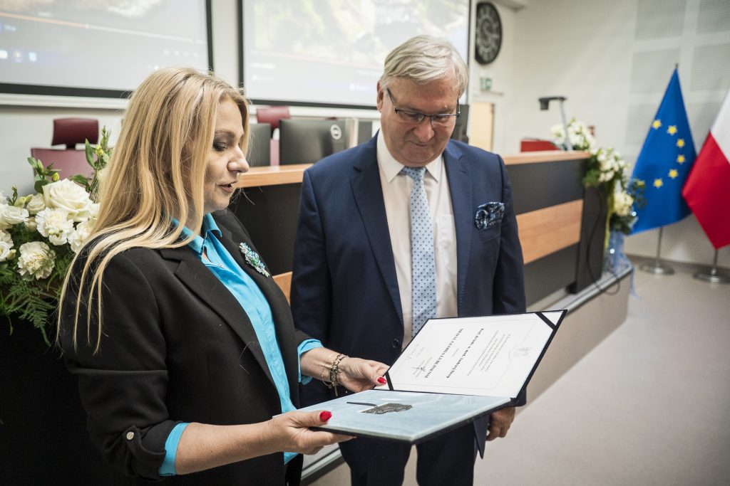 Pani Wiceprezydent Anna Augustyniak wręczająca medal prof. Andrzejowi Dropowi